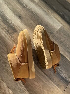 NEW Mini UGGs Size 7